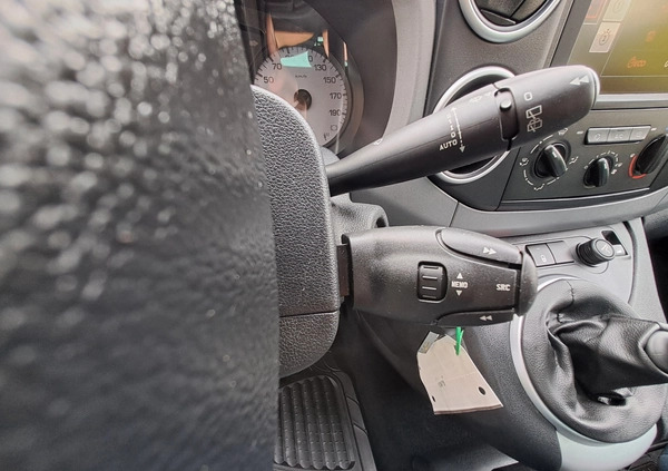 Citroen Berlingo cena 36900 przebieg: 121484, rok produkcji 2017 z Poznań małe 277